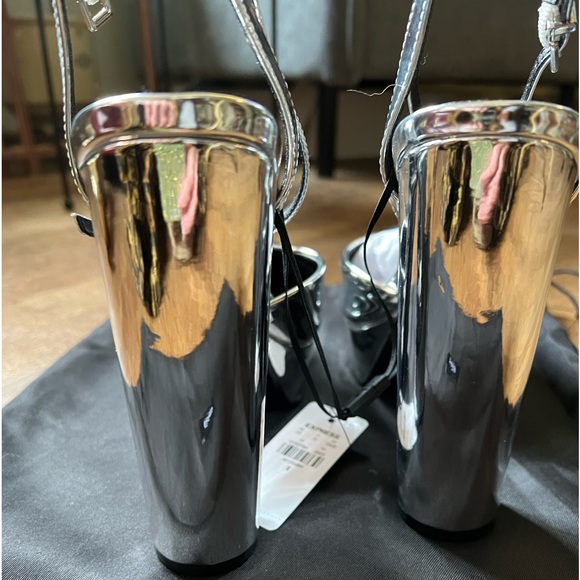 EXPRESS Metallic Rounded Toe
Platform Pumps - Picture 4 of 11